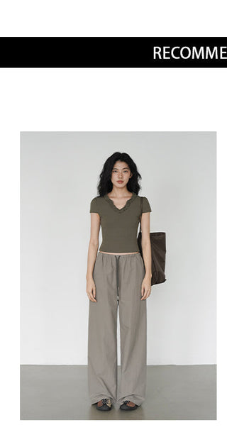 drooping wide pants