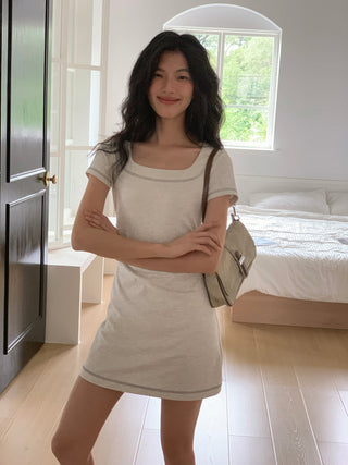 U-collar dress