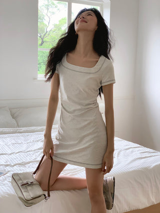 U-collar dress