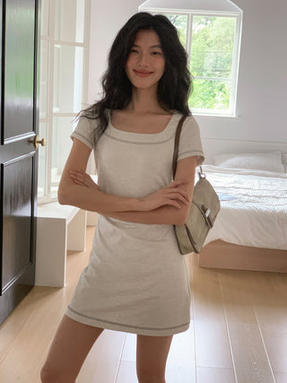 U-collar dress