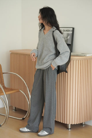 gray sweatpants