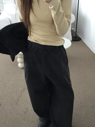 Comfortable yet stylish wide-leg slacks with an elastic waistband