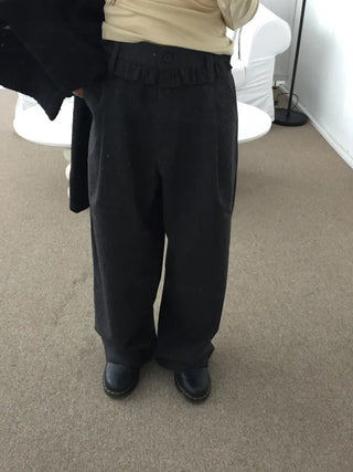 Comfortable yet stylish wide-leg slacks with an elastic waistband