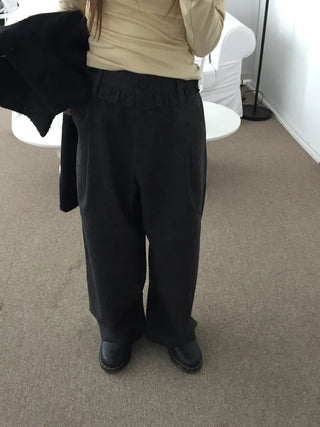 Comfortable yet stylish wide-leg slacks with an elastic waistband