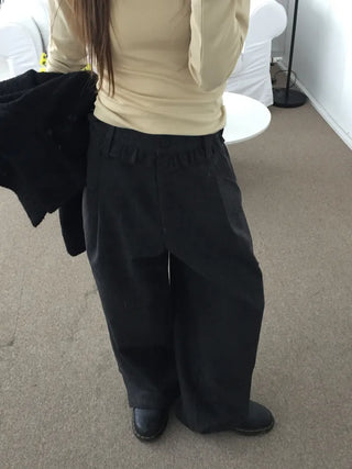 Comfortable yet stylish wide-leg slacks with an elastic waistband