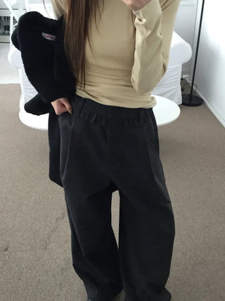 Comfortable yet stylish wide-leg slacks with an elastic waistband