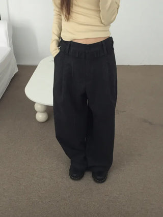 Comfortable yet stylish wide-leg slacks with an elastic waistband