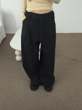 Comfortable yet stylish wide-leg slacks with an elastic waistband
