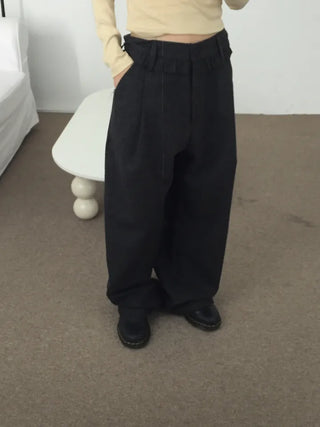Comfortable yet stylish wide-leg slacks with an elastic waistband