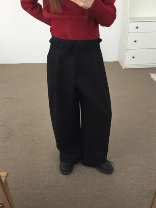 Comfortable yet stylish wide-leg slacks with an elastic waistband