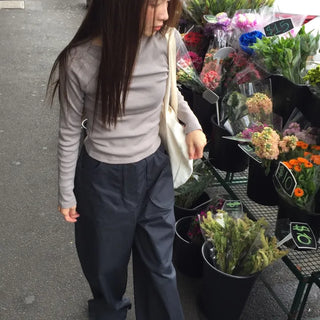 Tone-down wide big pocket pants