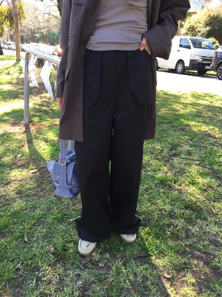 Tone-down wide big pocket pants