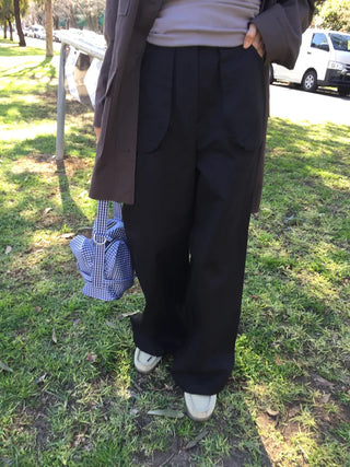 Tone-down wide big pocket pants