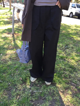 Tone-down wide big pocket pants
