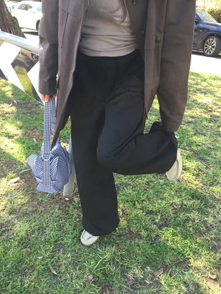 Tone-down wide big pocket pants