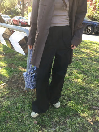 Tone-down wide big pocket pants