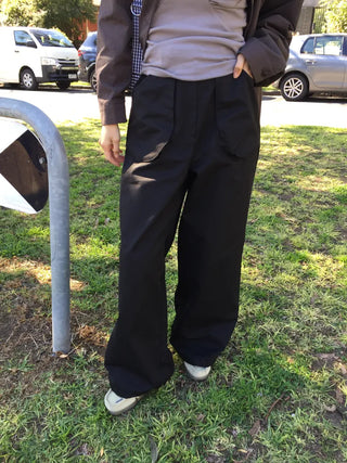Tone-down wide big pocket pants