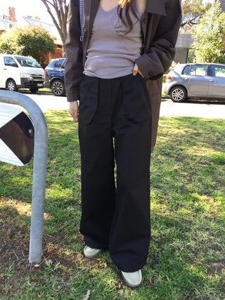 Tone-down wide big pocket pants