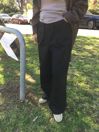 Tone-down wide big pocket pants