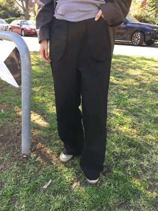 Tone-down wide big pocket pants