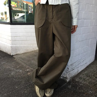 Tone-down wide big pocket pants