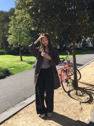 Tone-down wide big pocket pants