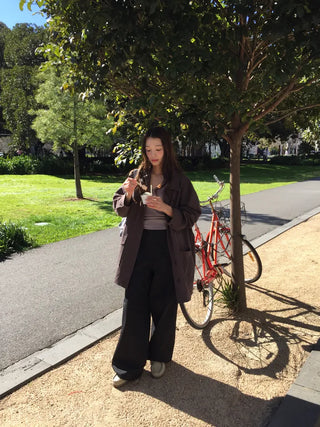 Tone-down wide big pocket pants