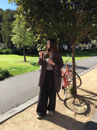 Tone-down wide big pocket pants
