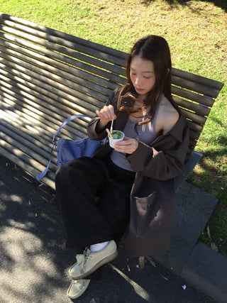 Tone-down wide big pocket pants