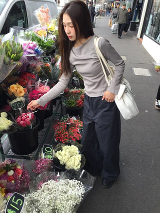 Tone-down wide big pocket pants