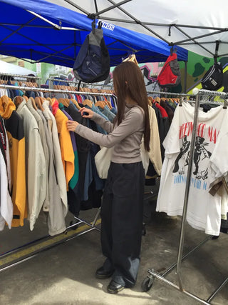 Tone-down wide big pocket pants