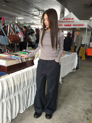 Tone-down wide big pocket pants