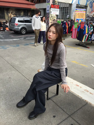 Tone-down wide big pocket pants