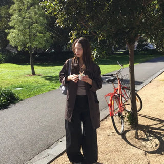 Tone-down wide big pocket pants
