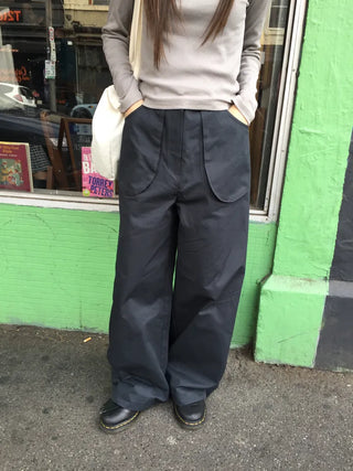 Tone-down wide big pocket pants