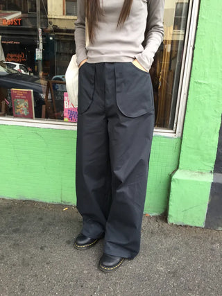 Tone-down wide big pocket pants