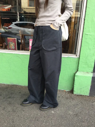 Tone-down wide big pocket pants