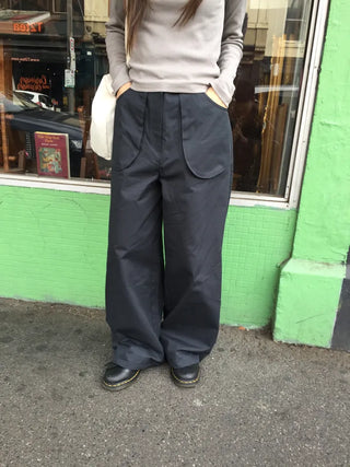 Tone-down wide big pocket pants