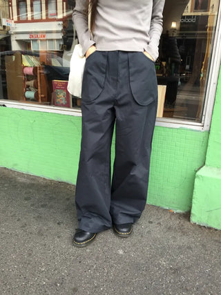 Tone-down wide big pocket pants