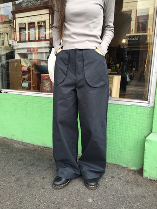 Tone-down wide big pocket pants