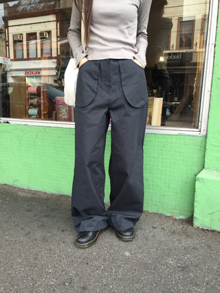Tone-down wide big pocket pants