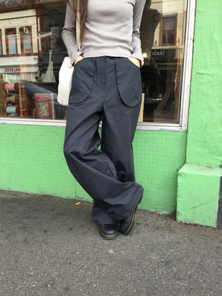 Tone-down wide big pocket pants