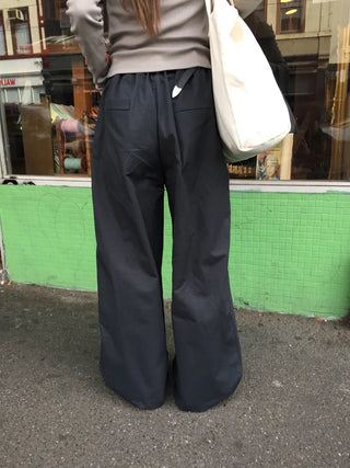 Tone-down wide big pocket pants