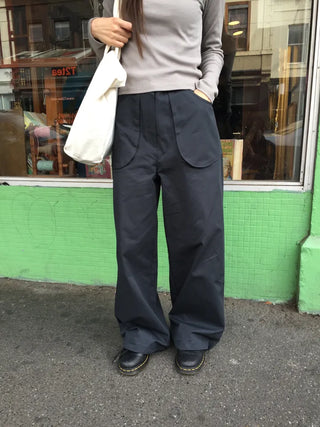 Tone-down wide big pocket pants