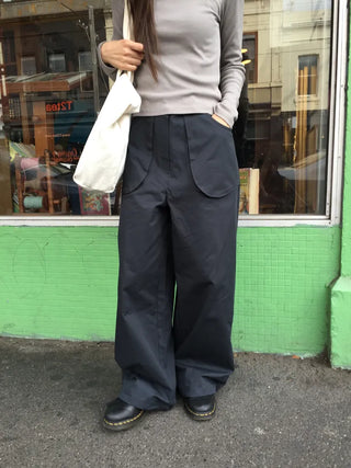 Tone-down wide big pocket pants