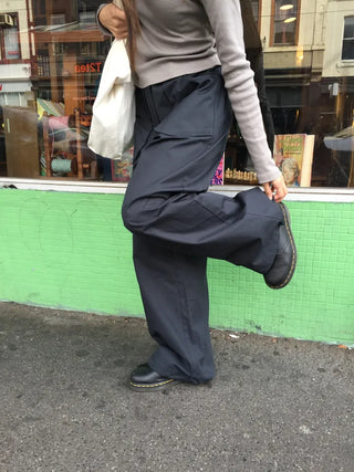 Tone-down wide big pocket pants