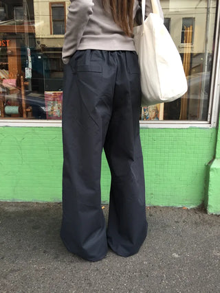 Tone-down wide big pocket pants