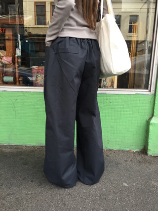 Tone-down wide big pocket pants