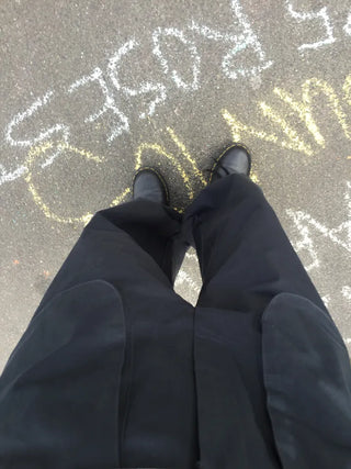 Tone-down wide big pocket pants