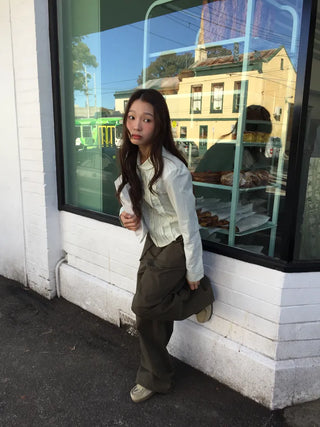 Tone-down wide big pocket pants